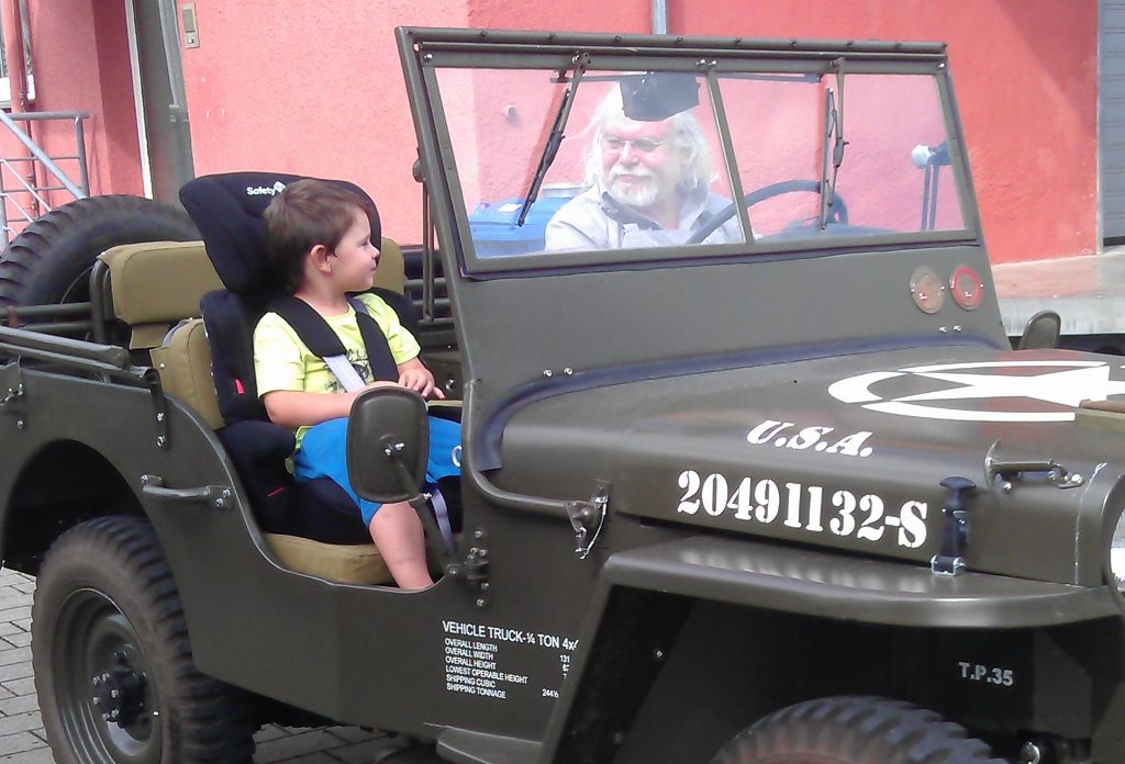 Jeep mit Enkel